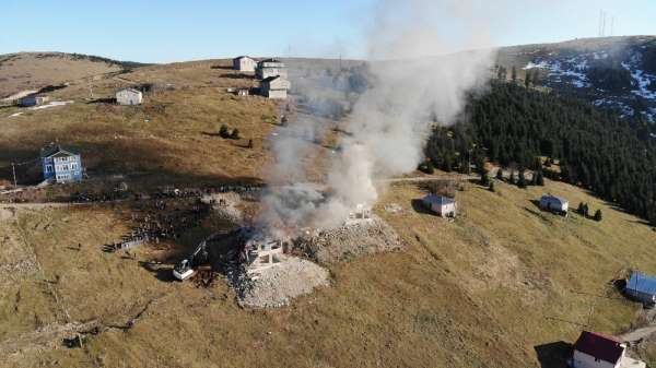 Yıkımı protesto için yayla evini ateşe verdiler