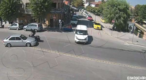 Eskişehir'de kaza anı MOBESE kamerasına yansıdı