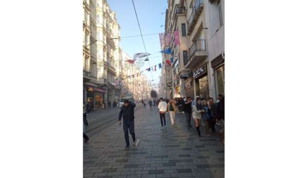 Beyoğlu İstiklal Caddesi'nde patlama meydana geldi. Bölgeye çok sayıda sağlık ve polis ekibi sevk edildi.