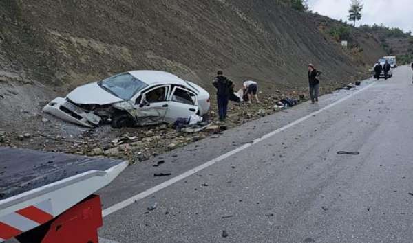 Burdur'da 3 araçlı zincirleme kaza: 5 yaralı