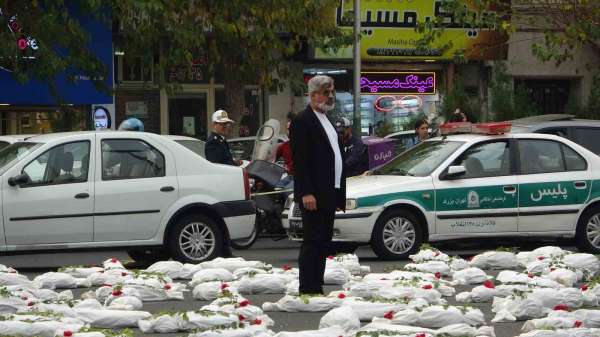 İsrail saldırılarında hayatlarını kaybeden Filistinli çocukların sembolik cenazeleri İran'da meydana dizildi