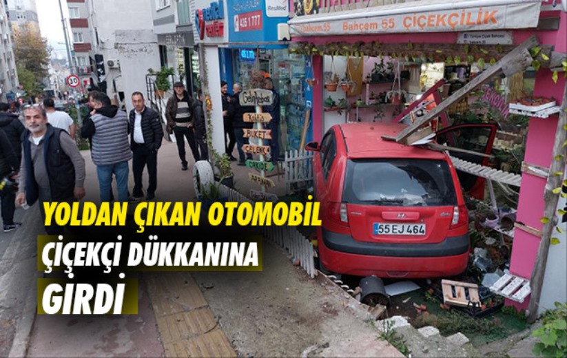 Samsun'da yoldan çıkan otomobil çiçekçi dükkanına girdi