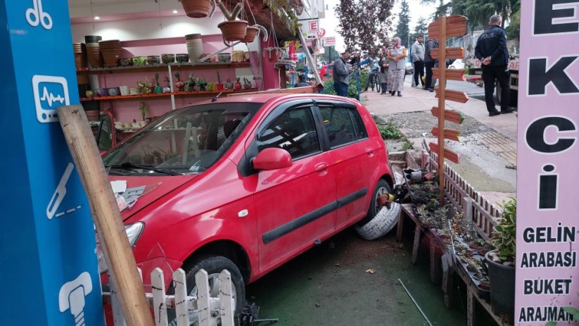 Samsun'da yoldan çıkan otomobil çiçekçi dükkanına girdi