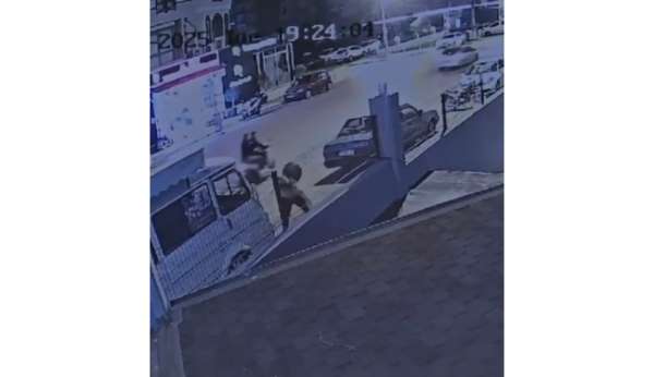 Alanya'da kaldırımdan geçen kadına yumruk ve bıçaklı saldırı güvenlik kamerasında
