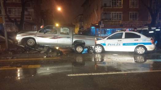Başkent'te hırsız polis kovalamacası kaza ile bitti 