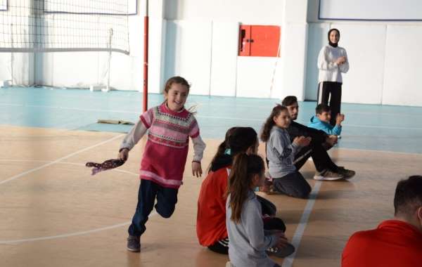 Üniversitesi öğrencileri ilkokul öğrencileri ile ders yaptı 