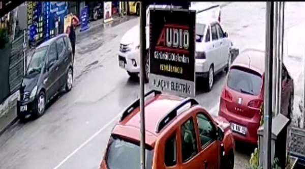 Bursa'da kamyonet ile otomobilin çarpıştığı kaza kamerada