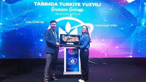 Eskişehirli üniversite öğrencisi genç kadın çiftçiye 'Tarımda Türkiye Yüzyılı' plaketi