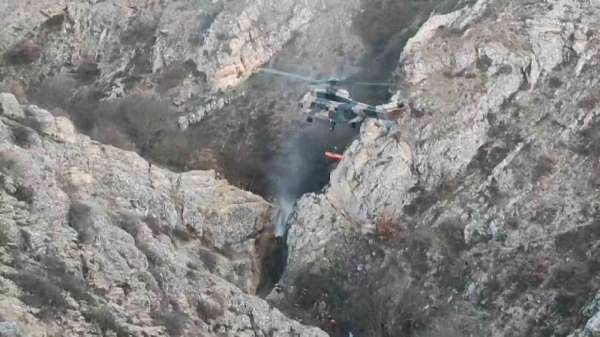 Amasya'da kayalıklardan düşen vatandaş askeri helikopterle kurtarıldı