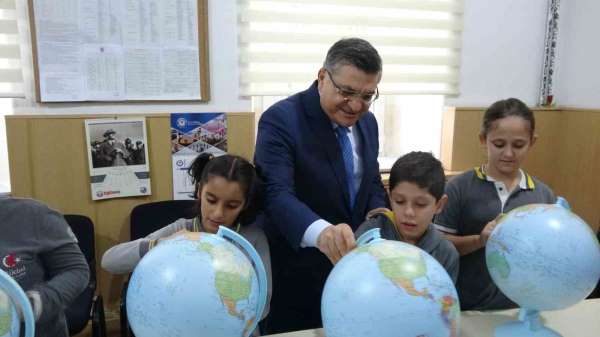Sinop'ta ilkokul öğrencilerine 'model küre' hediye edildi