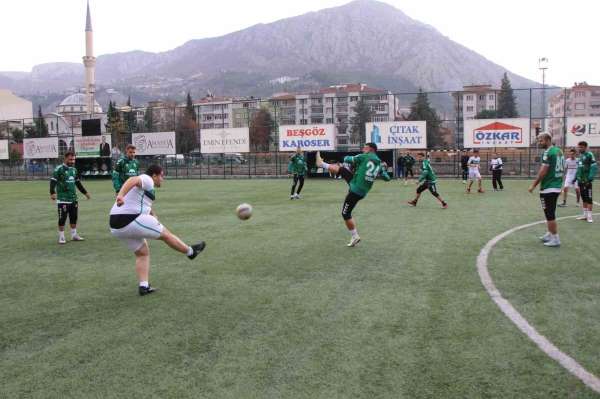 Amasyasporlu futbolcular, maç yaptıkları engelli taraftar Semih ve arkadaşlarını sevindirdi