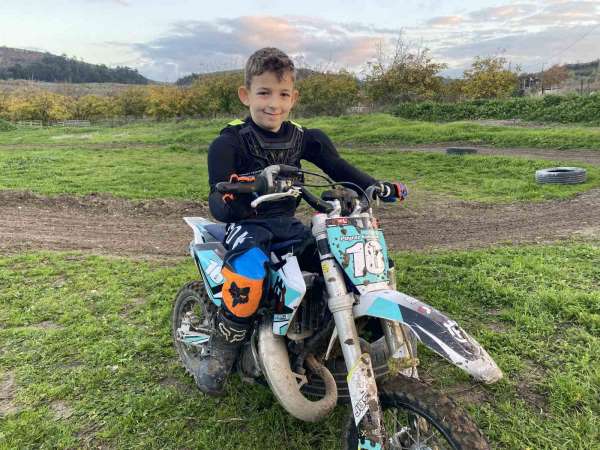 Minik motokrosçu Poyraz Kalender sezonu şampiyonlukla tamamladı