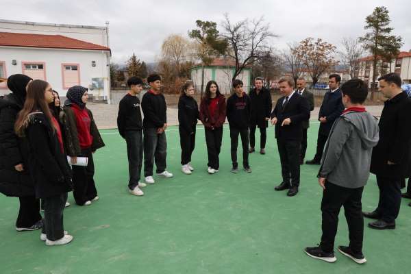 Vali Aydoğdu, Erzincan Lisesi'nde kauçuk zeminli spor alanını inceledi