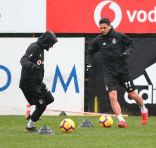 Beşiktaş, sağanak yağmur altında çalıştı