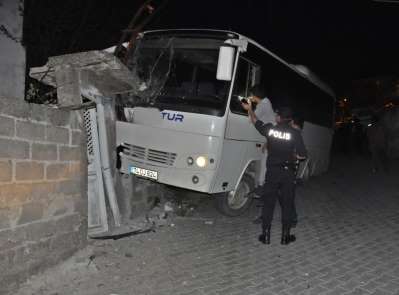 Park halindeyken kendiliğinden hareket eden midibüs duvara çıktı 