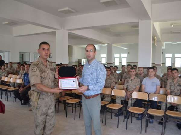 Terörle mücadelede başarı gösteren askerlere belge verildi 