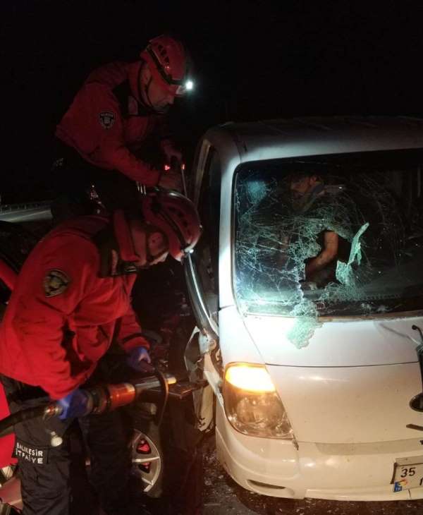 Susurluk'ta 3 aracın karıştığı zincirleme kazada 9 kişi yaralandı 