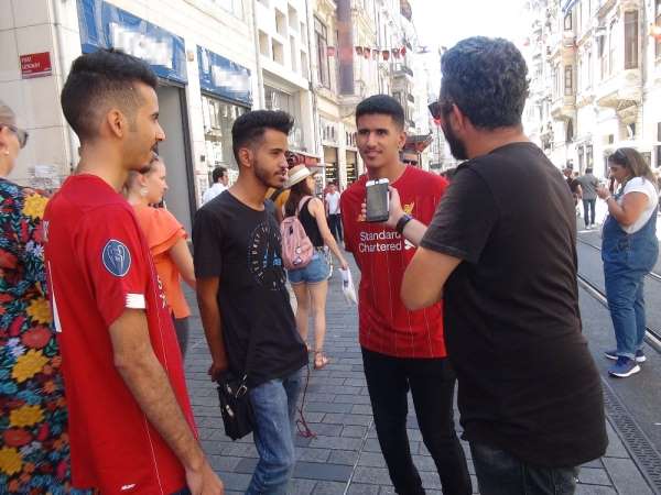 Liverpool ve Chealsea taraftarları Taksim'de gezip döner yedi 