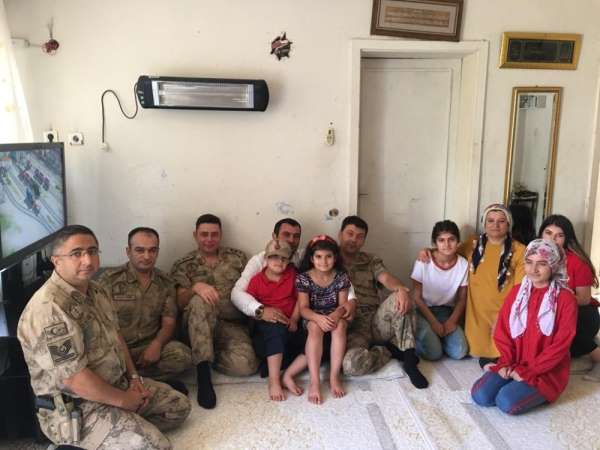 Jandarmadan şehit piyade er Özcan'ın ailesine bayram ziyareti 
