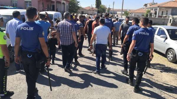 Aksaray'da kaza sonrası iki grup arasında kavga: 1'i polis 9 yaralı 