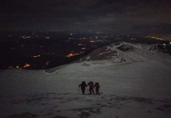 Bursalı dağcılar Uludağ’da -7 derece soğuğa rağmen gece yürüyüşü yaptı 