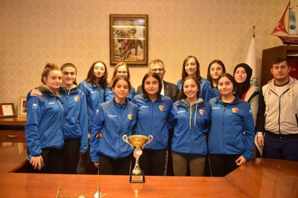 Şampiyon kızlardan Başkan Çatal’a ziyaret 