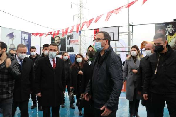 Bakan Kasapoğlu, çocuklarla voleybol oynadı