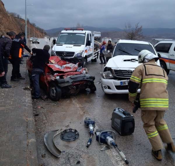 Tunceli-Elazığ karayolunda trafik kazası: 2 ölü, 1 yaralı