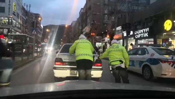 Amasya'da polisler yolda kalan sürücüye aracını iterek yardım etti - Amasya haber