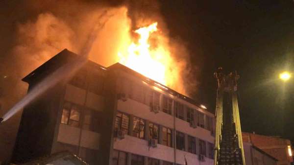 Metruk evdeki yangın kamu kurumlarının yer aldığı binayı küle çeviriyordu - Kastamonu haber