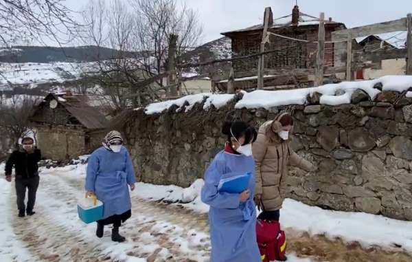 Sağlık ekipleri karlı havaya rağmen vatandaşların aşılarını evlerinde yapıyor - Ordu haber