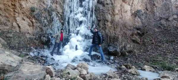 Amasya'da Su Atan Şelalesi buz tuttu