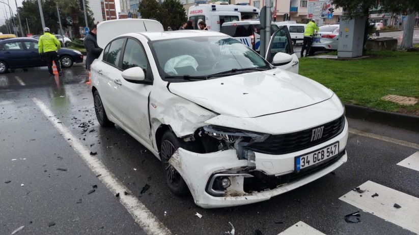 Samsun'da 3 araçlı zincirleme trafik kazası