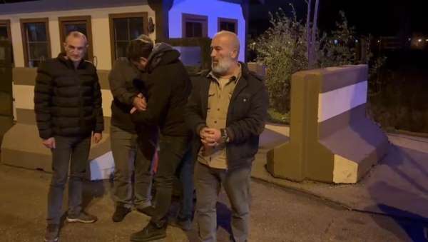 Amasya'da içinden 5 kaçak göçmen çıkan otomobilin sürücüsü ve 2 kişi tutuklandı