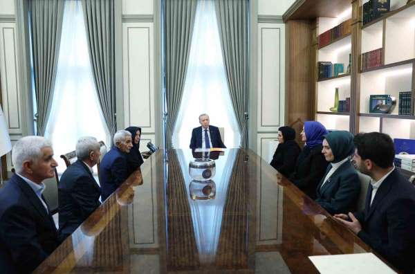 Cumhurbaşkanı Erdoğan, İkiyaka köyünde 36 yıl önce PKK'lı teröristlerce katledilenlerin yakınlarıyla görüştü