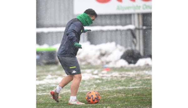 Bursaspor yoğun kar yağışı altında Tuzlaspor maçı hazırlıklarını tamamladı 