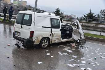 Sinop'ta eve servis yapan market aracı kaza yaptı: 2 yaralı