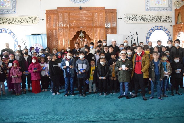 Samsun'da namaz kılıp puan toplayan çocuklar ödüllendirildi