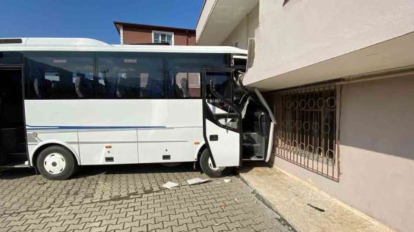 Turistleri taşıyan tur otobüsü kazadan sonra bina duvarına çarptı
