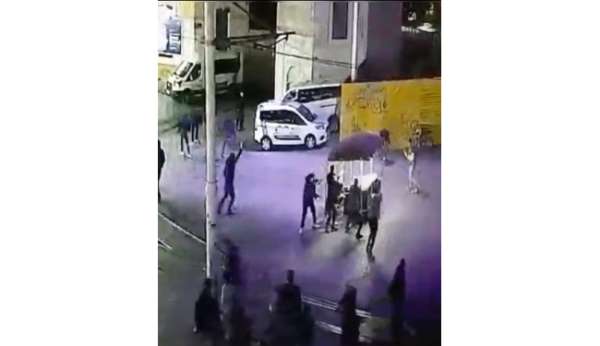 Taksim Meydanı'nda silahlı saldırı kamerada: Husumetlisine benzettiği adamı vurdu, anında yakalandı