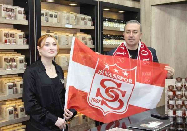 Sivas'ta esnaflara Sivasspor bayrağı dağıtıldı