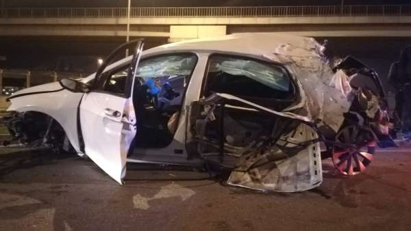 İzmir'de feci kaza... Otomobil tramvay yolunu aşıp karşı yola geçti: 4 yaralı 