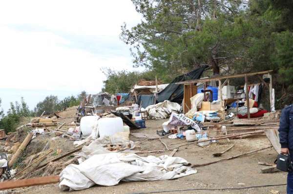 Alanya'da hazine arazisini işgal eden baraka boşaltıldı