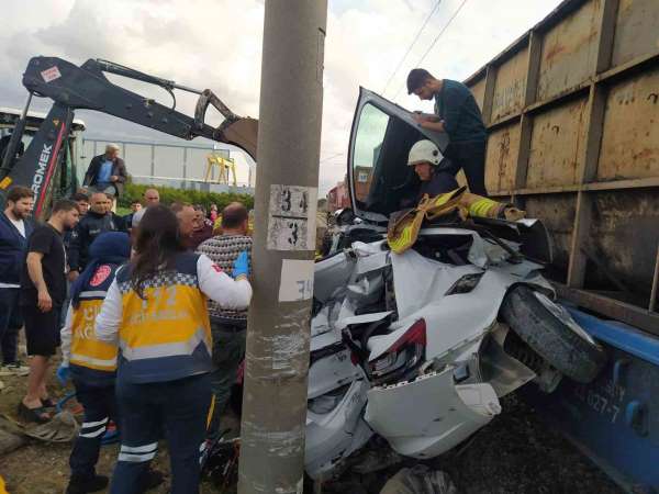Hatay'da feci kaza: Trenin çarptığı araç hurdaya döndü, sürücü ağır yaralandı