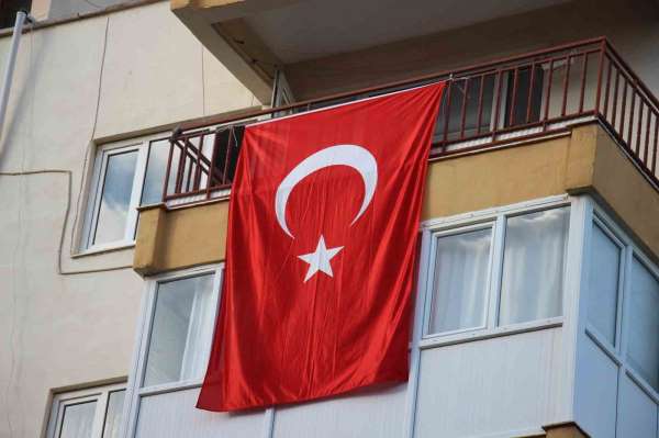 Konya'daki kazada şehit olan Uzman Çavuş Güven'in evine Türk bayrağı asıldı