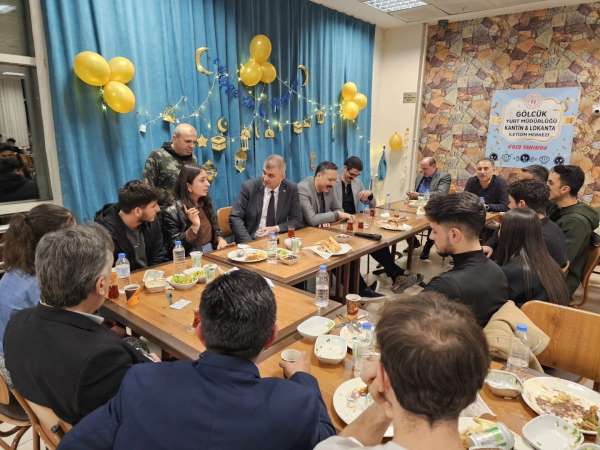 Başkan Sezer, üniversite öğrencileriyle iftarda buluştu