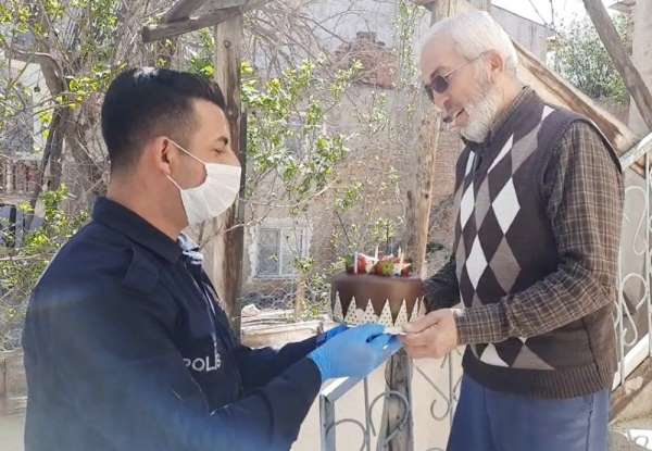 Çocukları 155'i aradı, polis yaşlı adama sürpriz yaptı