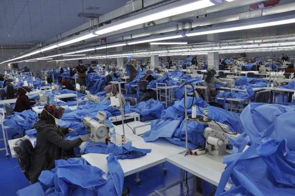 Tekstil fabrikasını sağlıkçılar için tulum fabrikasına dönüştürdü