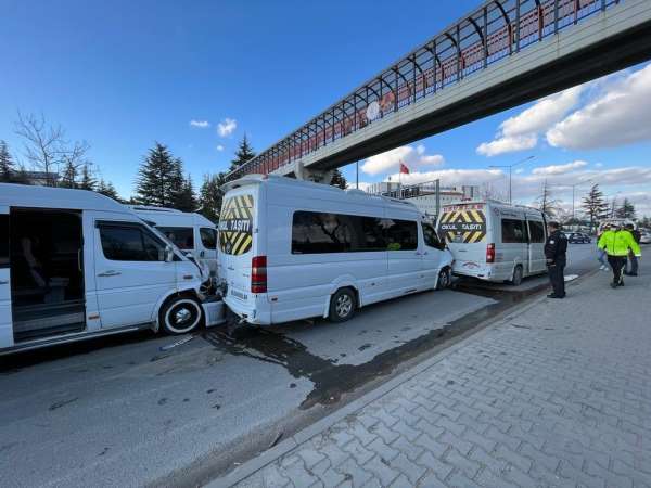 Servis minibüslerin kazası çevreyolunu kilitledi