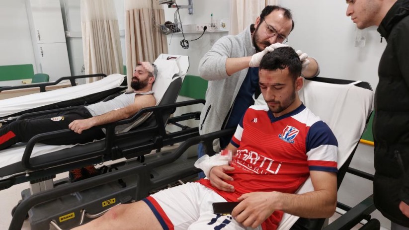 Samsun'da amatör maçta çarpışan futbolcular kanlar içinde kalarak hastanelik oldu